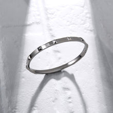 Stud Bangle Thin